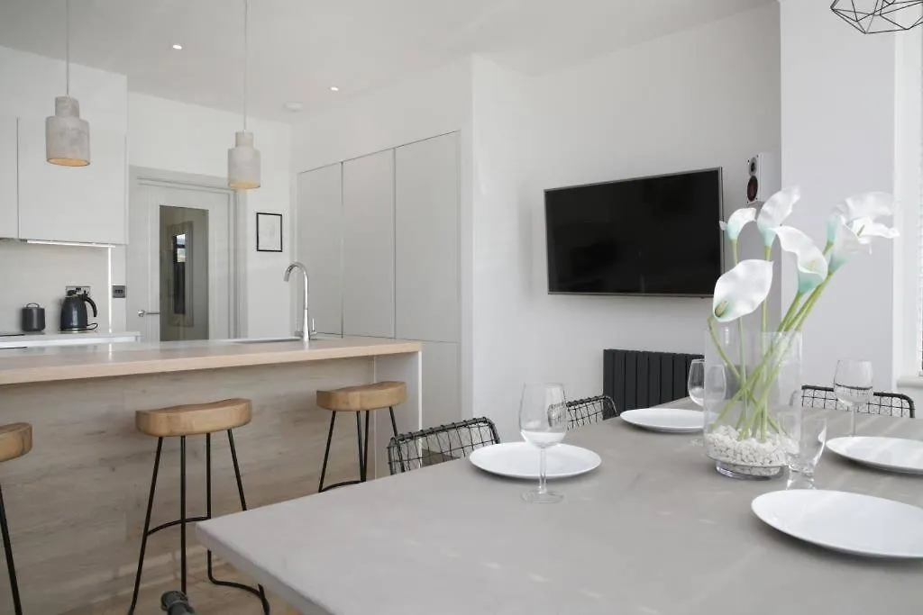 Bournecoast: 3 Bed-Sea Views/Balcony/Garden-Hb6314 Villa Bournemouth
