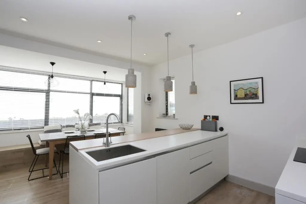 Bournecoast: 3 Bed-Sea Views/Balcony/Garden-Hb6314 Villa Bournemouth Holiday home