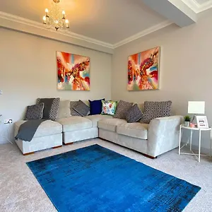 Seaside Serenity: 4-bedroom House With Garden Holiday home