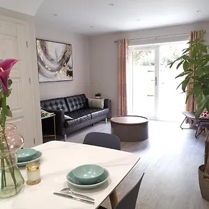6mins From Beach, Free Parking Holiday home