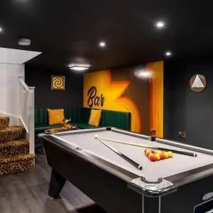 Ultimate Glam, Vintage Pad. Cool 70s Bar. Holiday home