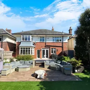 Four Bedroom Family Abode With Hot Tub, Garden And Bbq Holiday home