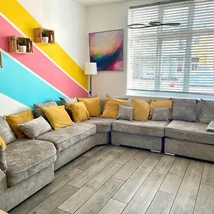 Spacious Group Haven: 8-bedroom Comfort Near Town & Holiday home